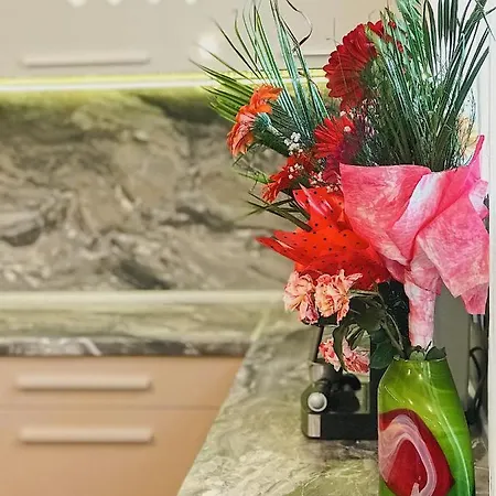 Spacious And Bright Maisonette Center アパート