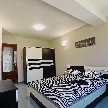 Spacious And Bright Maisonette Center *