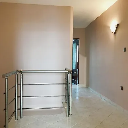 Spacious And Bright Maisonette Center アパート