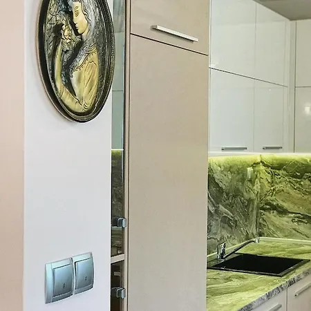 Spacious And Bright Maisonette Center アパート