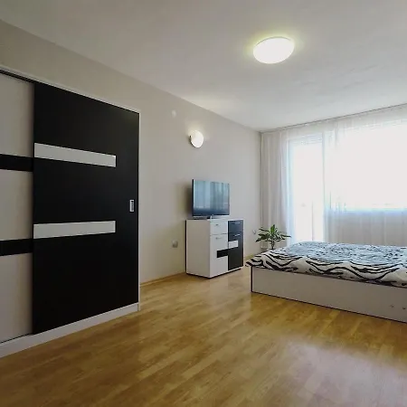 Spacious And Bright Maisonette Center アパート *